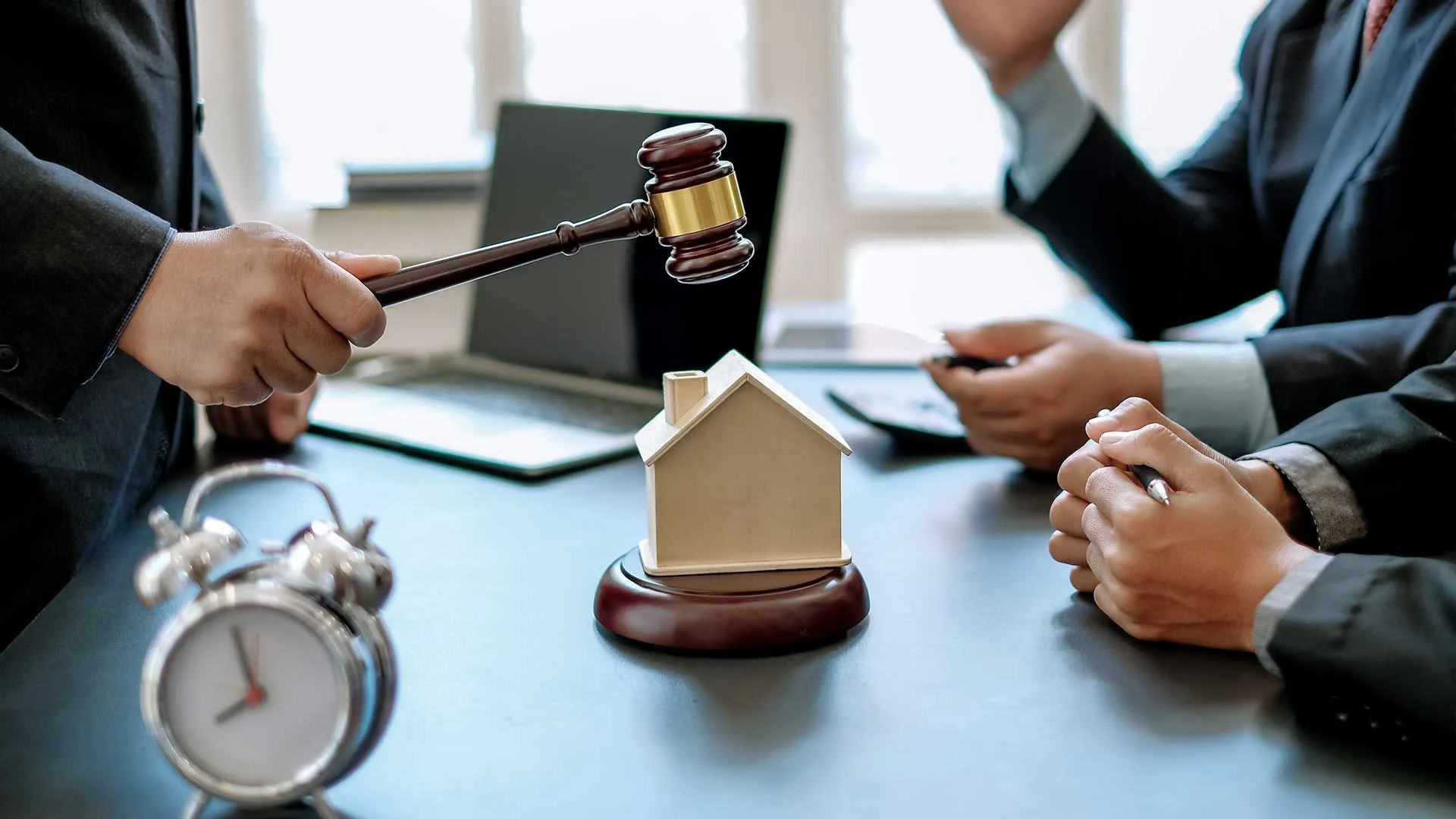 Estate Auction vs. Garage Sale: Which is the Better in 2024?