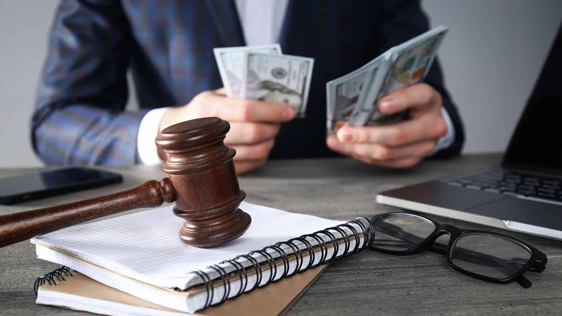 Estate Sale or Auction? Navigating the Pros & Cons for Buyers